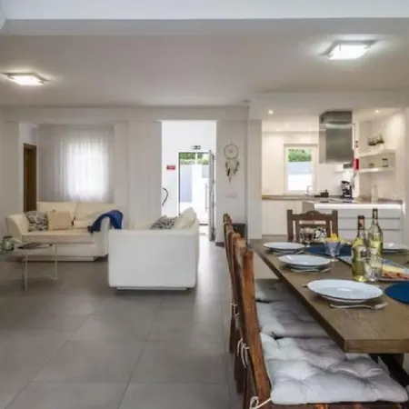 Apartment Modern Amazing Location Close To Amenities *